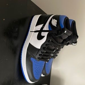 I am selling Jordan 1 royal blue size in men 8.5 there blue white black with lac